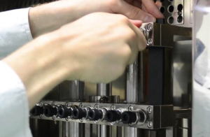 รูปแสดงเครื่องทดสอบเดอแมทเทียตามมาตรฐาน ASTM D813